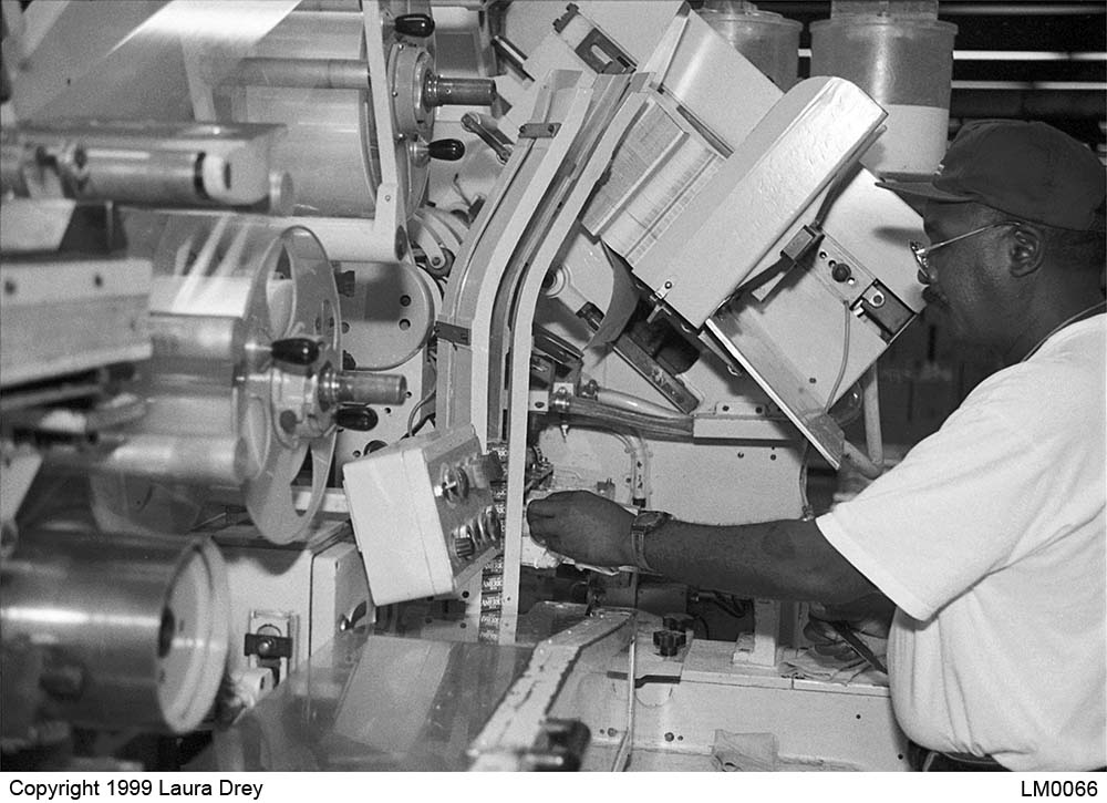 image of glue skimming on the carton machine
